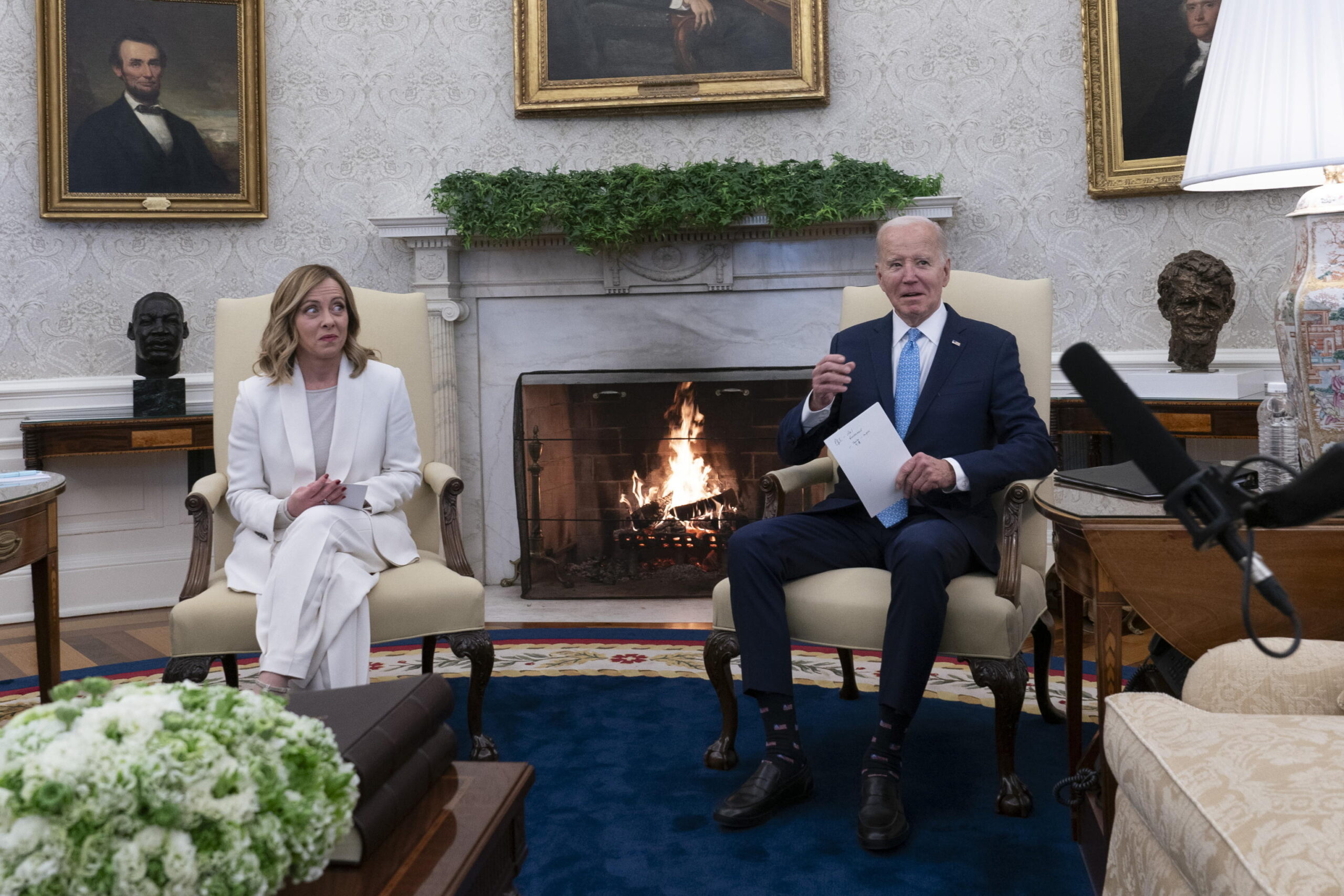 epa11191929 Italian Prime Minister Giorgia Meloni (L) and US President Joe Biden meet in the White House in Washington, DC, USA, 01 March 2024. President Biden seeks to reassure Prime Minister Meloni that the US continues to support Ukraine despite the administration's inability to secure congressional passage of a $60 billion foreign aid package for the embattled country.  EPA/CHRIS KLEPONIS / POOL