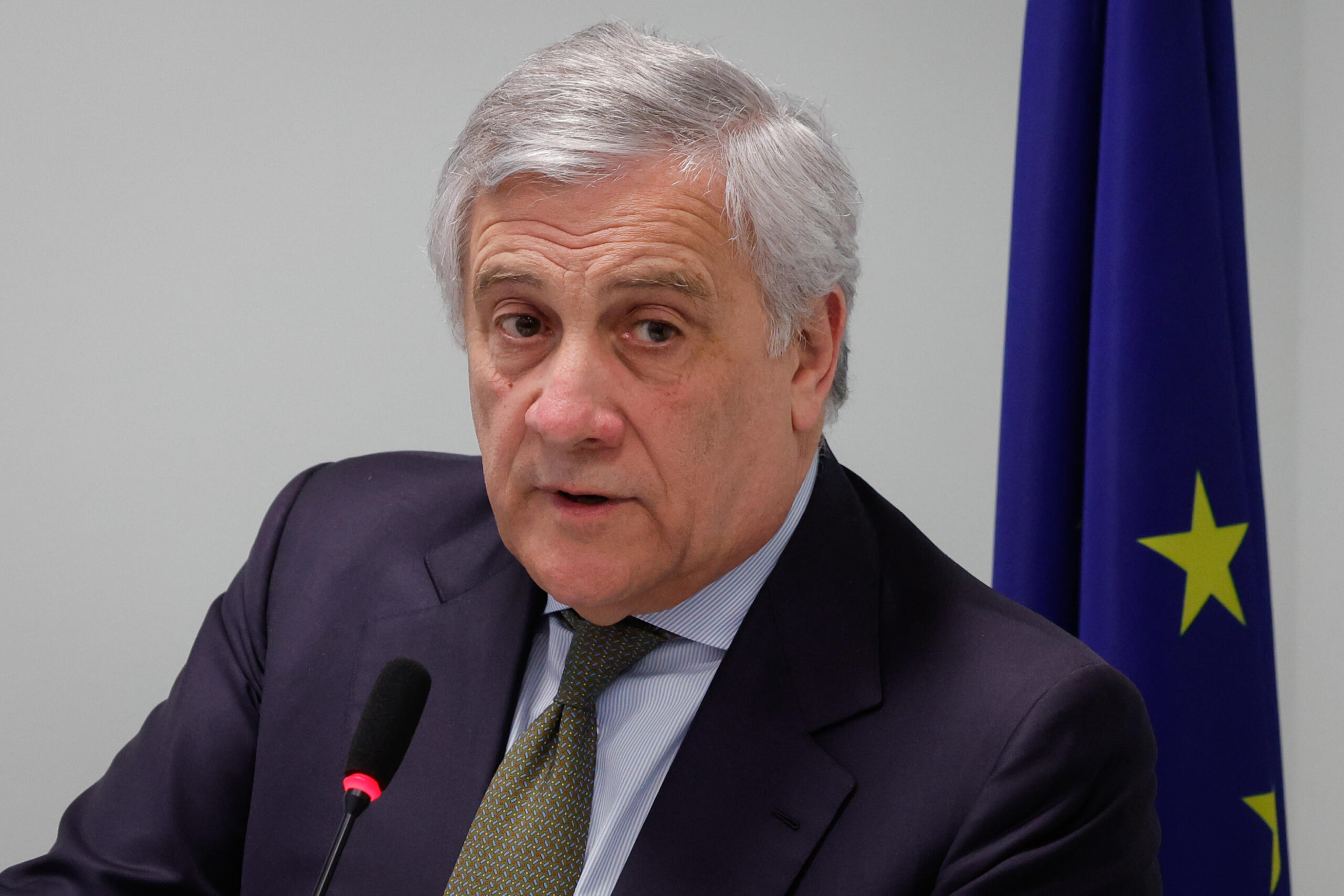 Ilaria Salis, Tajani critica i giudici sui mancati domiciliari e le catene in tribunale. Replica del ministero degli Esteri ungherese: «Siamo uno Stato di diritto»