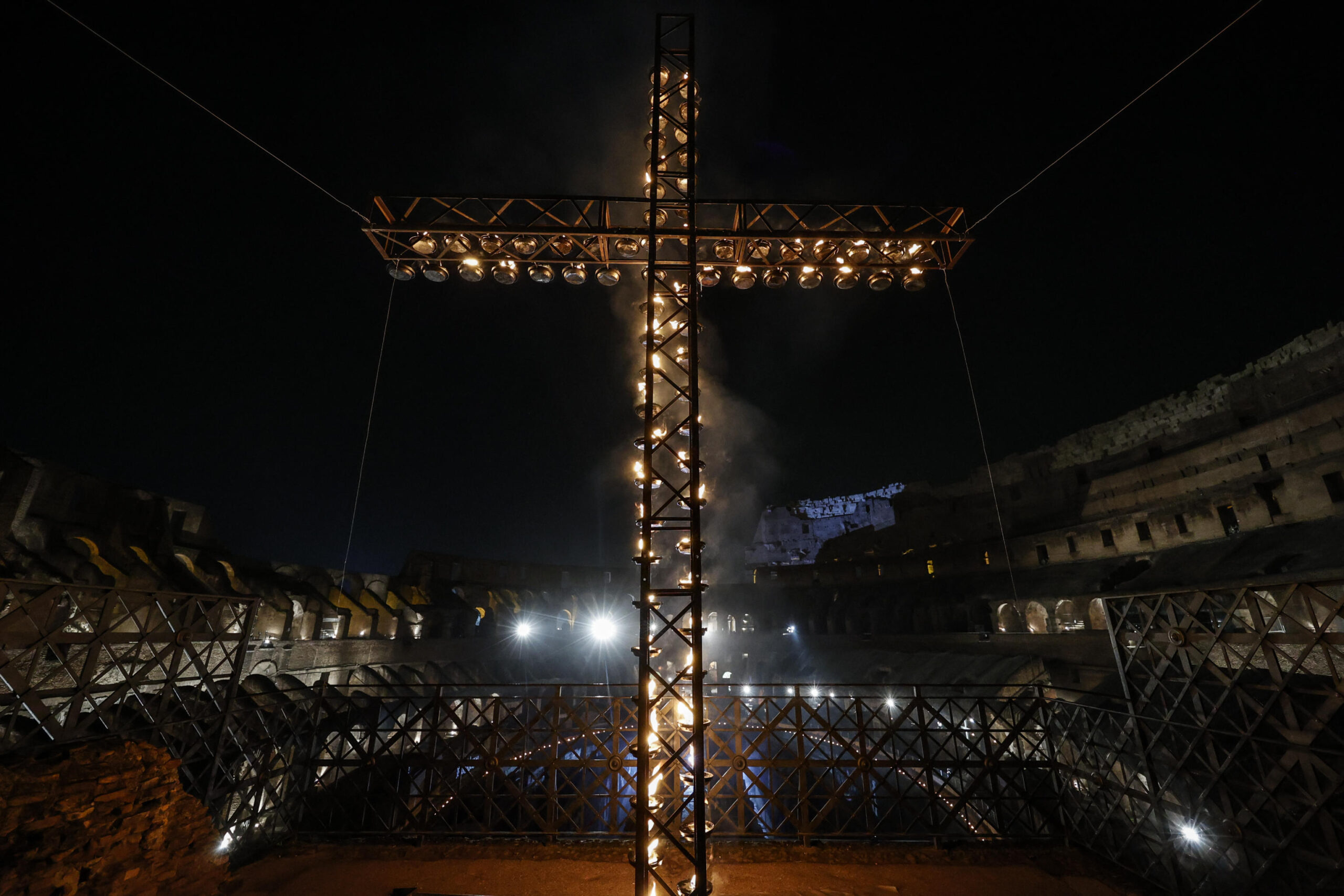 Chi porta la croce nella Via Crucis con Papa Francesco a Roma. Il Pontefice: «Viviamo un tempo spietato»
