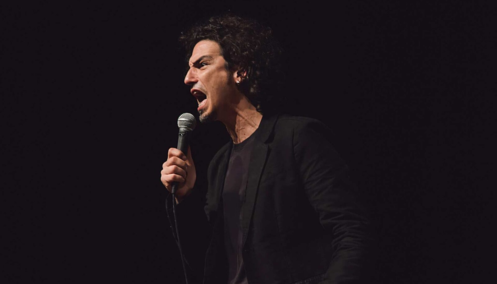 Lo stand up comedian Pietro Sparacino: «Beppe Grillo ha tradito la comicità. Gli artisti? Non sono santoni» – L’intervista