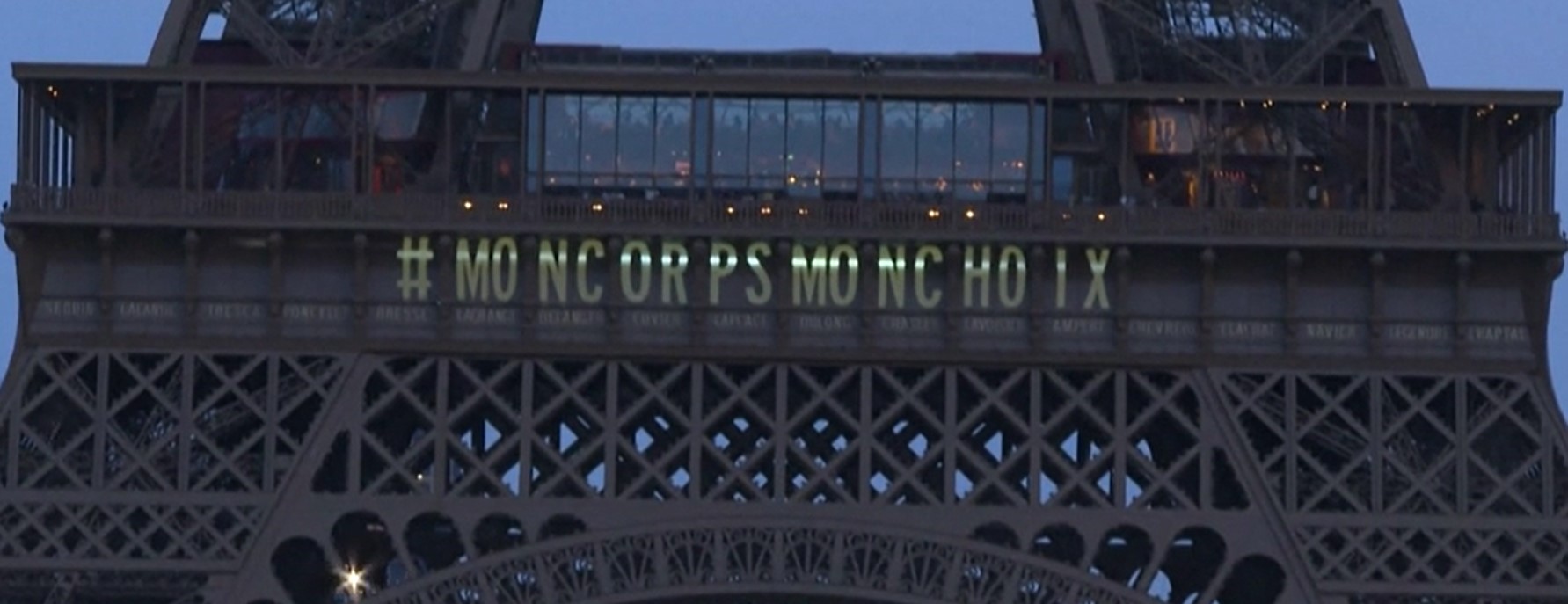Francia, l’aborto diventa un diritto costituzionale. La Tour Eiffel festeggia con slogan luminosi – Il video