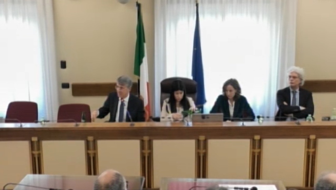 Incidente all’audizione Antimafia, il microfono aperto tradisce un parlamentare: i gemiti imbarazzano Cantone – Il video