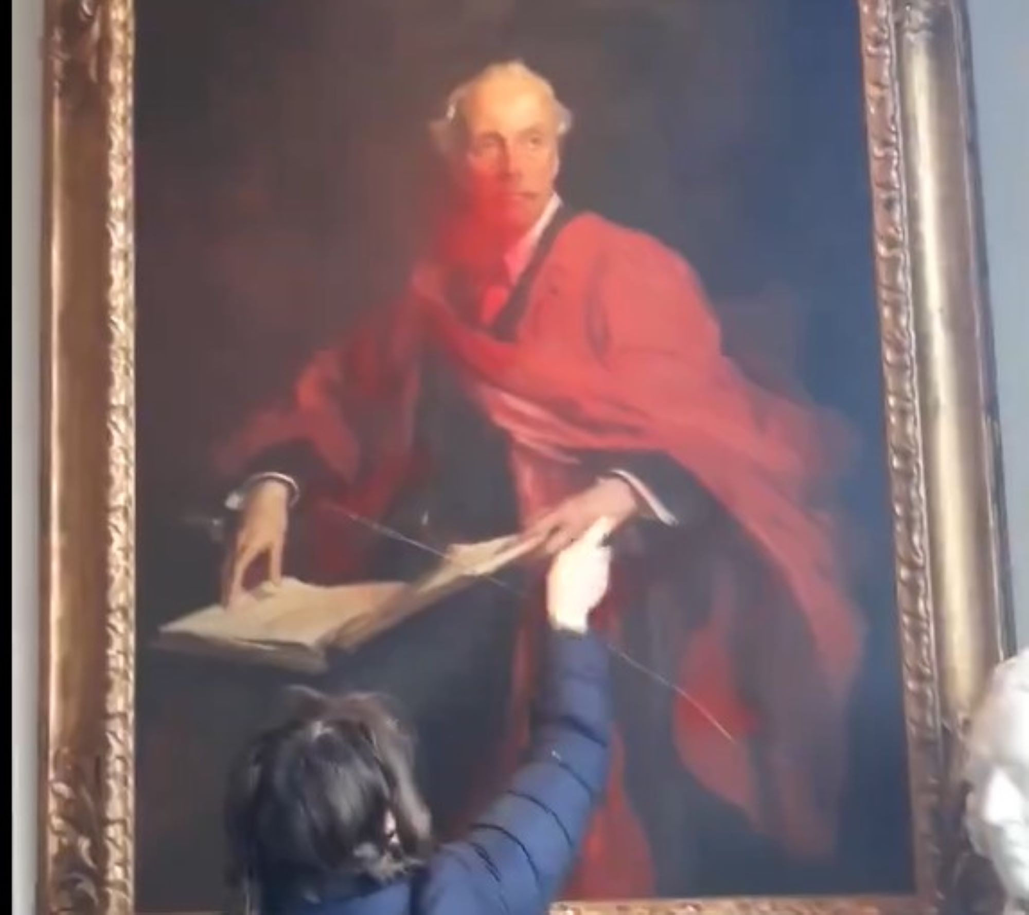 Attivisti pro-Palestina distruggono con vernice rossa e tagli il ritratto del politico inglese Arthur Balfour – Il video