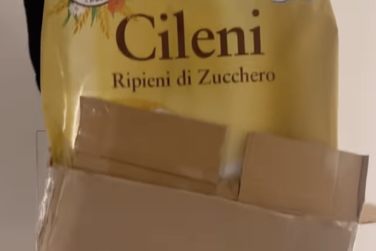 «Tuta Gold» doppio disco di platino e a Mahmood arriva una maxi-confezione di «Cileni ripieni di zucchero» – Il video