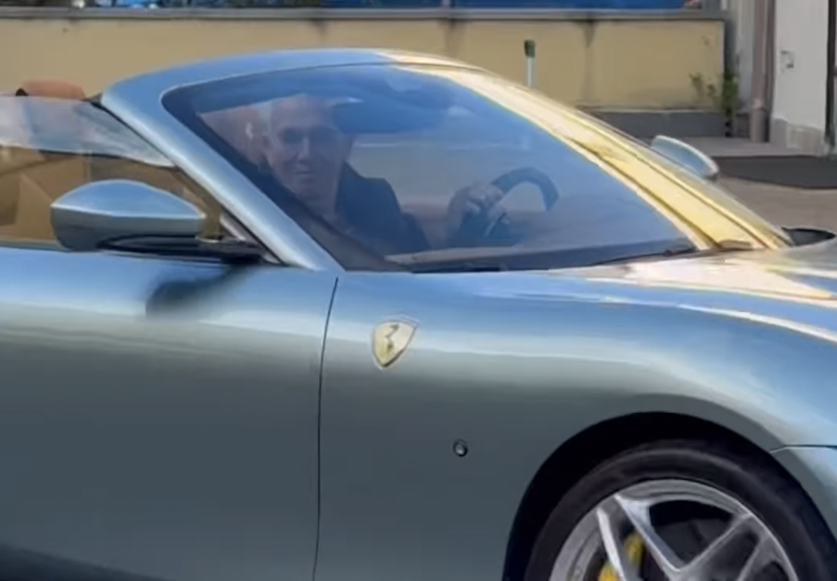Fedez si regala la nuova Ferrari Roma Spider: «È la prima consegnata in Italia» – Il video