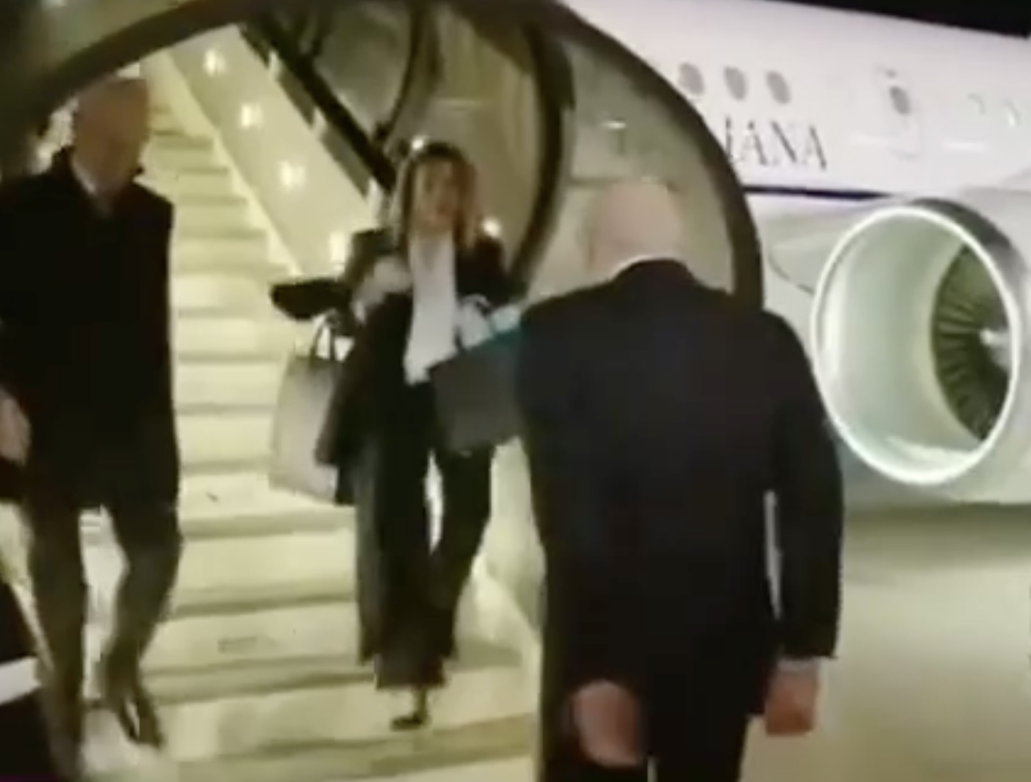 Gaffe del premier libanese all’aeroporto di Beirut, accoglie la segretaria e la scambia per Giorgia Meloni – Il video