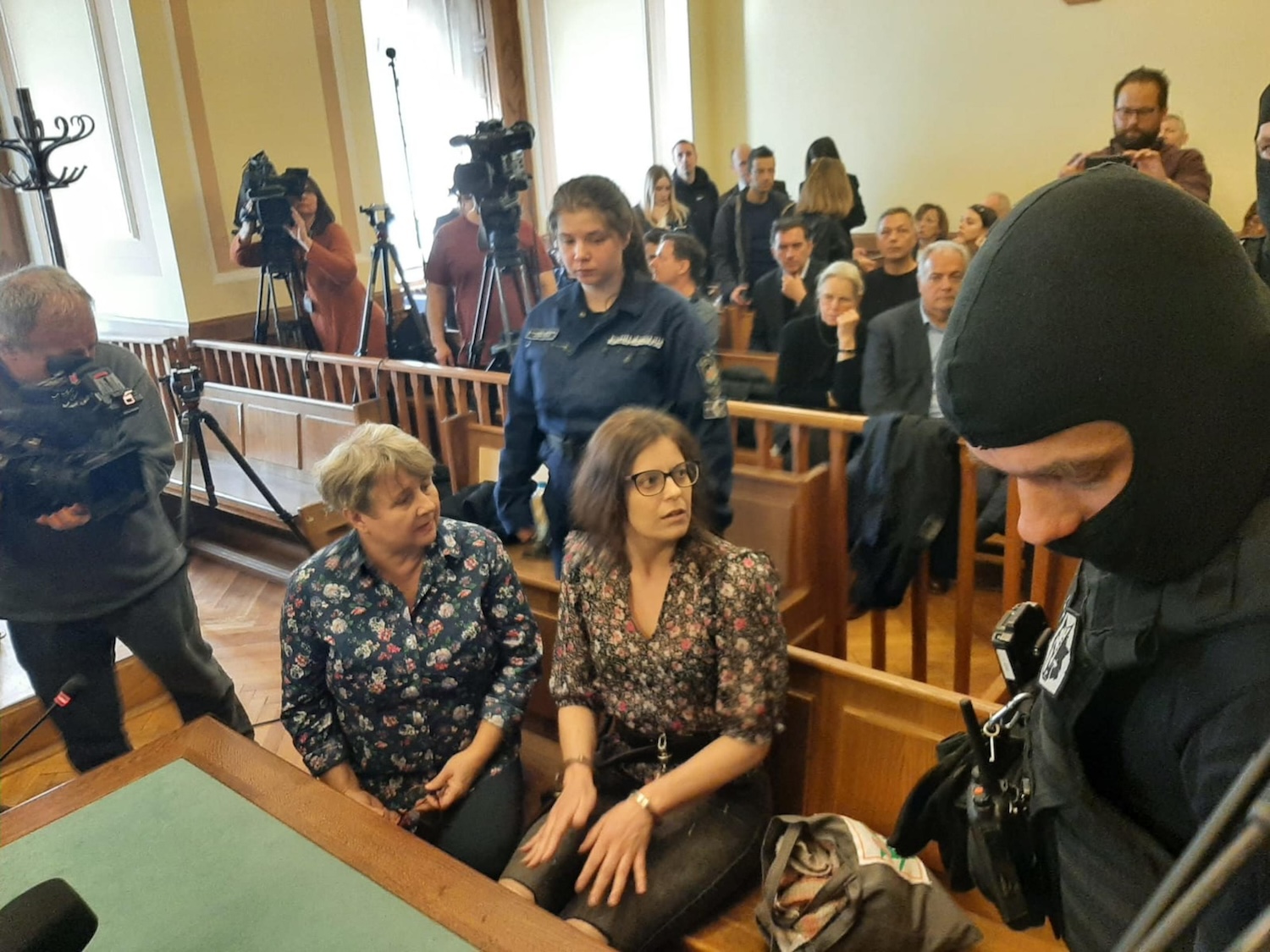 Ilaria Salis resta in carcere, negati i domiciliari. In aula di nuovo in catene, il giudice: «13 mesi in cella non sono poi tanti» – Il video