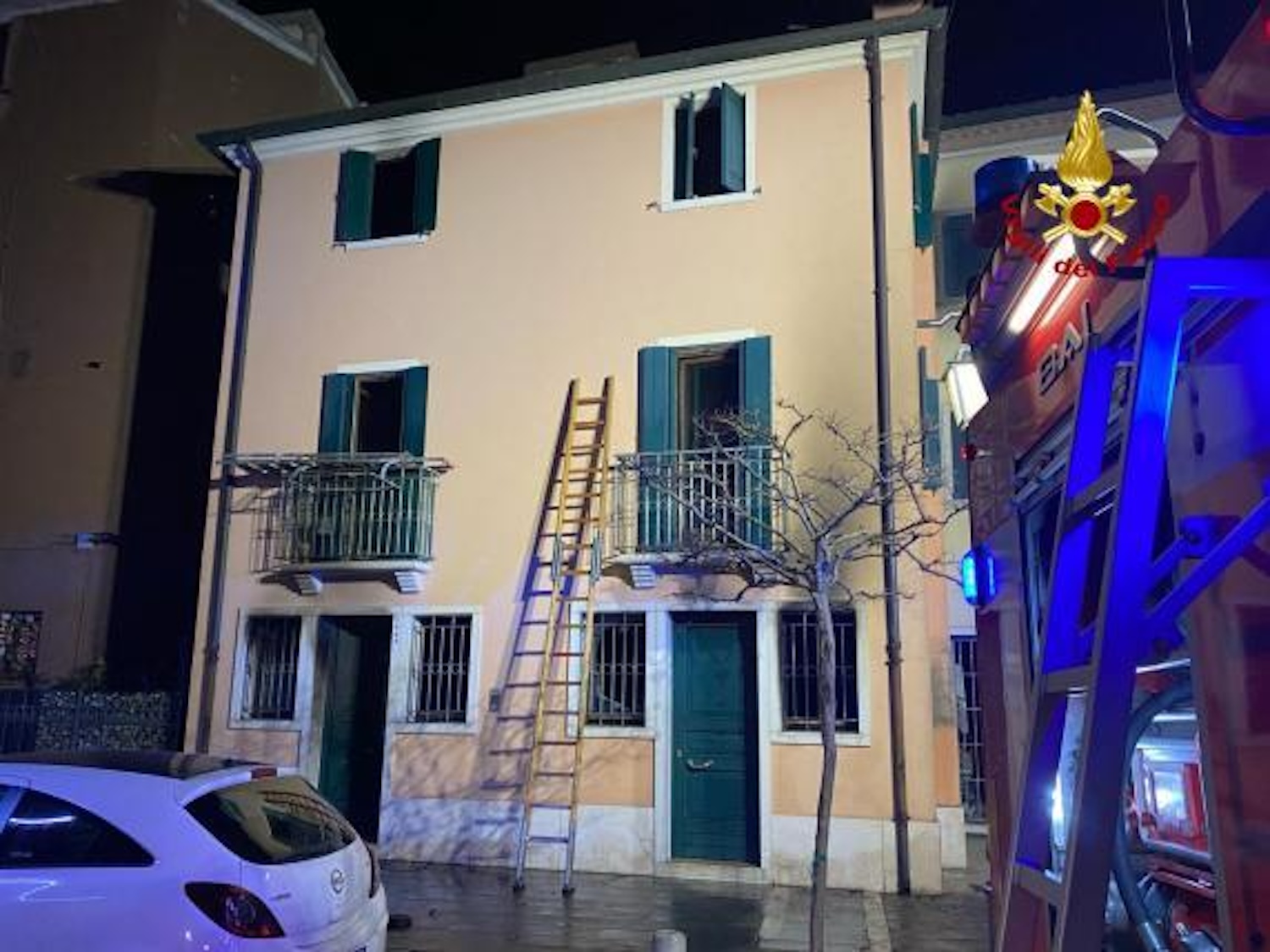 Incendio a Sottomarina di Chioggia: morti padre, madre e figlio