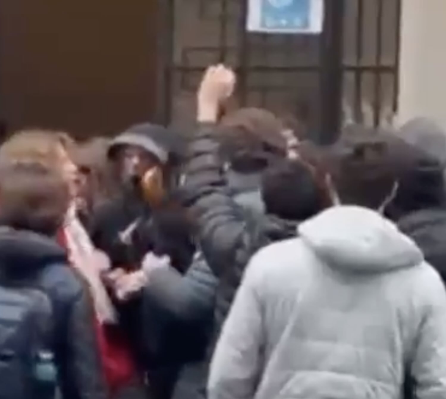 Liceo Parini, lo studente colpito con un’ombrellata dal prof: «Per lui un’esperienza formativa. Noi? Occupiamo per amore»