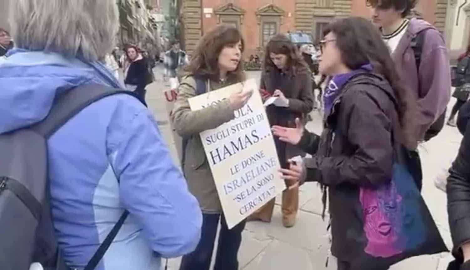 Manifestazione 8 marzo a Firenze, porta un cartello contro gli stupri di  Hamas e viene fatta allontanare: «Voleva provocare» - Il video - Open