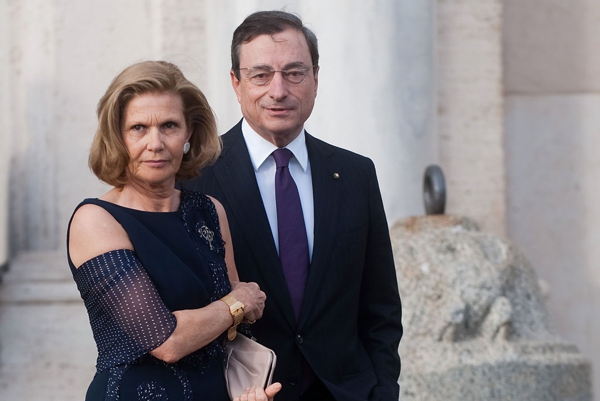 La «noia» di Mario Draghi e la moglie Serenella: «In Europa non lo vogliono, non ci andrà»