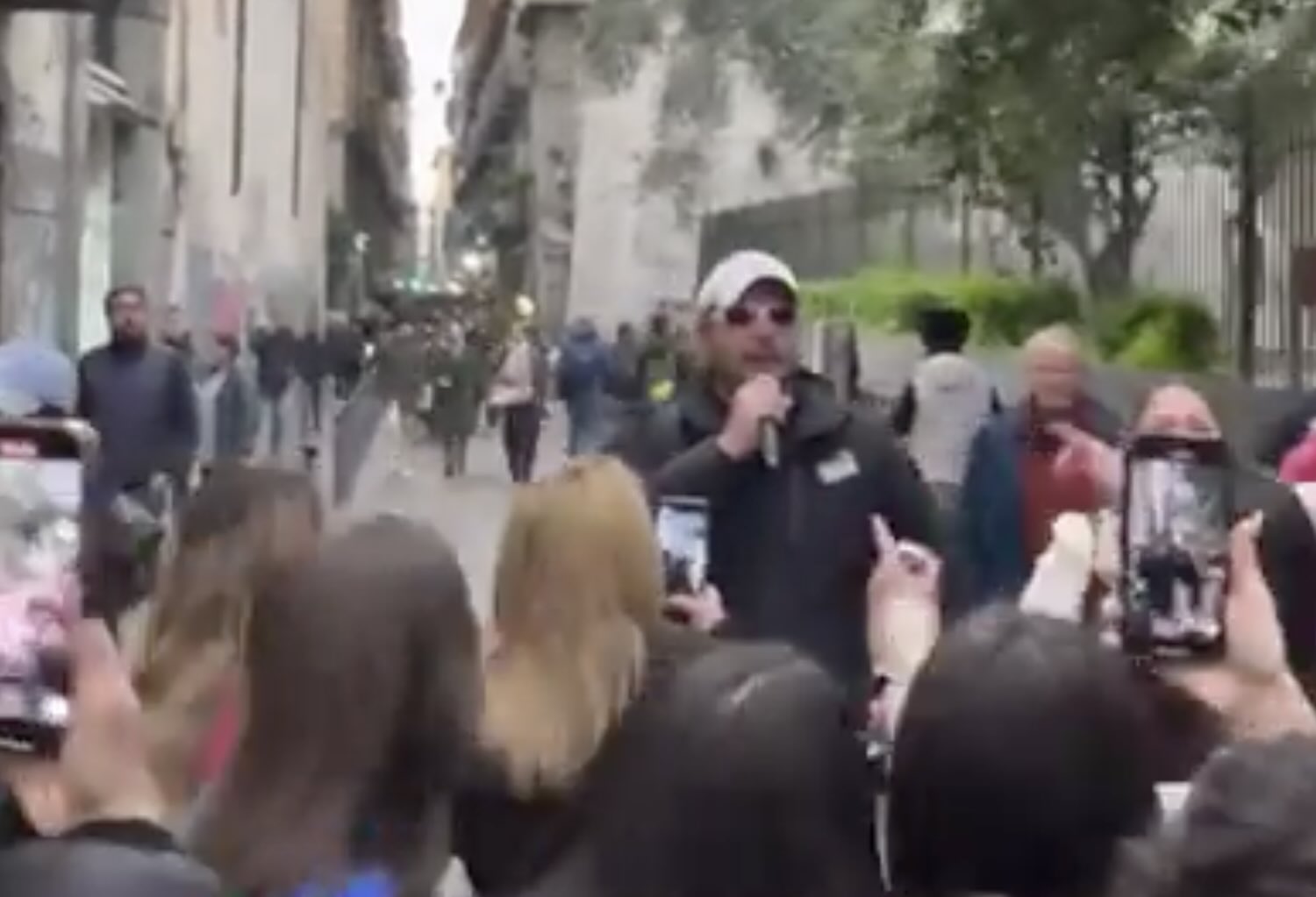 Il trionfo di Metroman a Napoli tra bagni di folla e karaoke per le strade – Il video