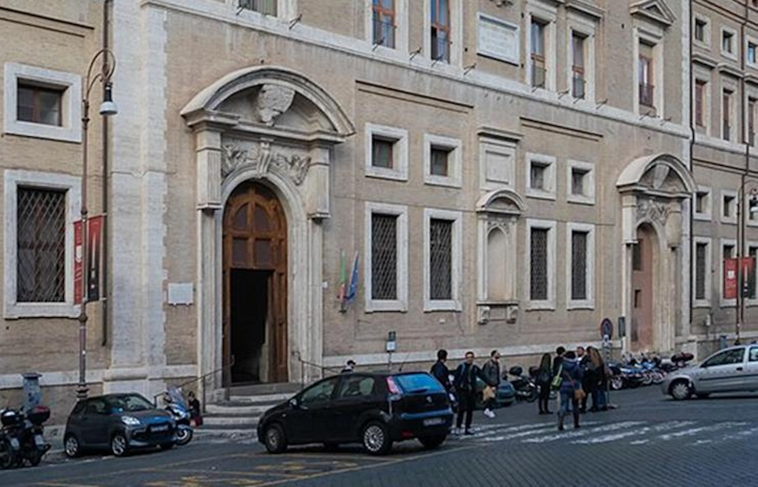 Allarme bomba al ministero della Cultura, evacuato il palazzo prima dell’arrivo di Roberto Bolle ed Eleonora Abbagnato