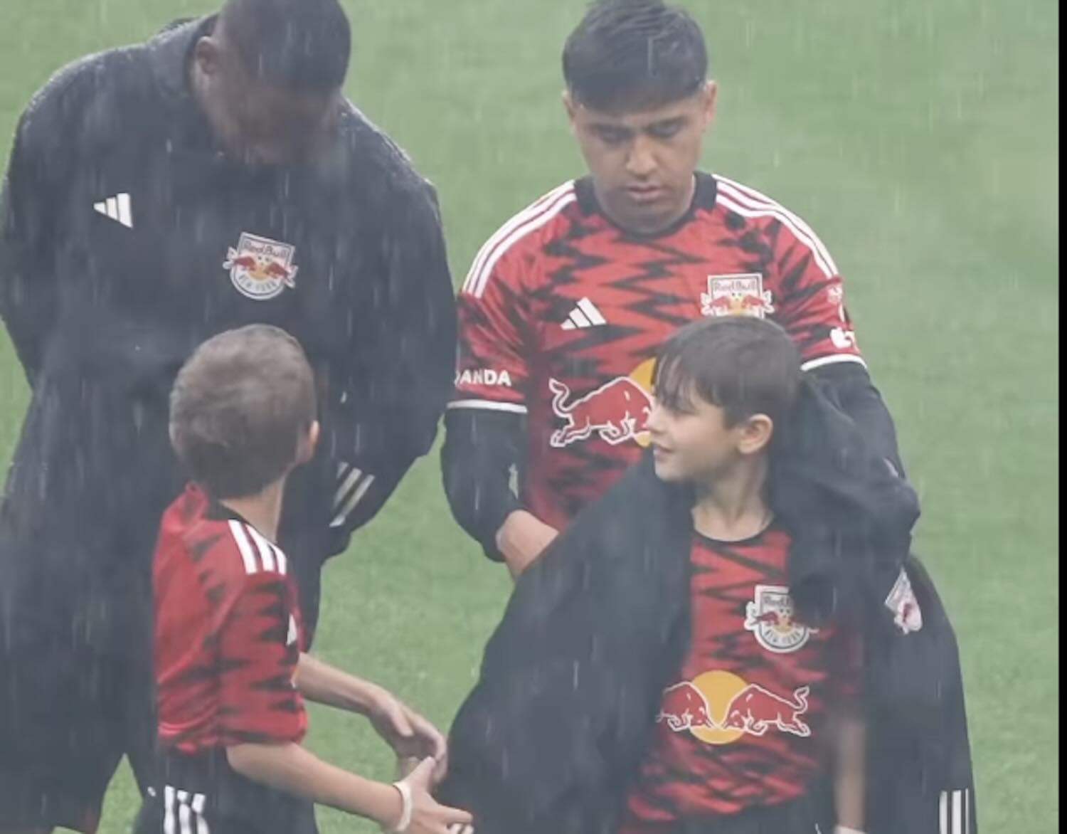 Diluvia in campo a New York, i giocatori danno le loro giacche ai bambini per ripararli dalla pioggia – Il video