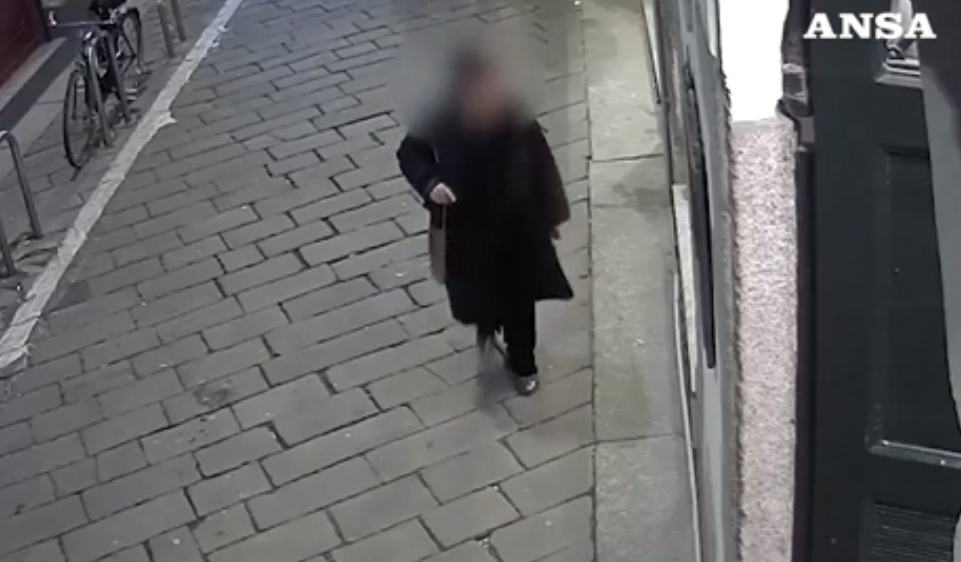 La regista teatrale rapinata in centro a Milano, arrestati due 20enne incastrati dalle telecamere – Il video