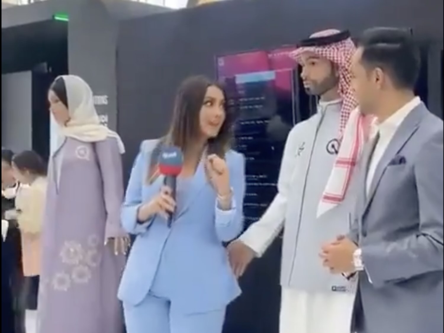 Il robot saudita che sembra palpare una giornalista, i dubbi sul gesto contestato in un secondo video