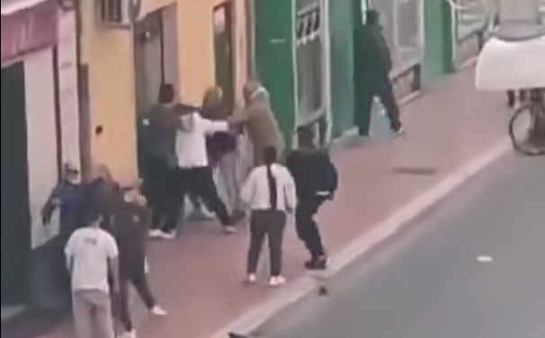 Taranto, grande comoção na rua após a procissão: caolho, depois mulher evita o pior – vídeo
