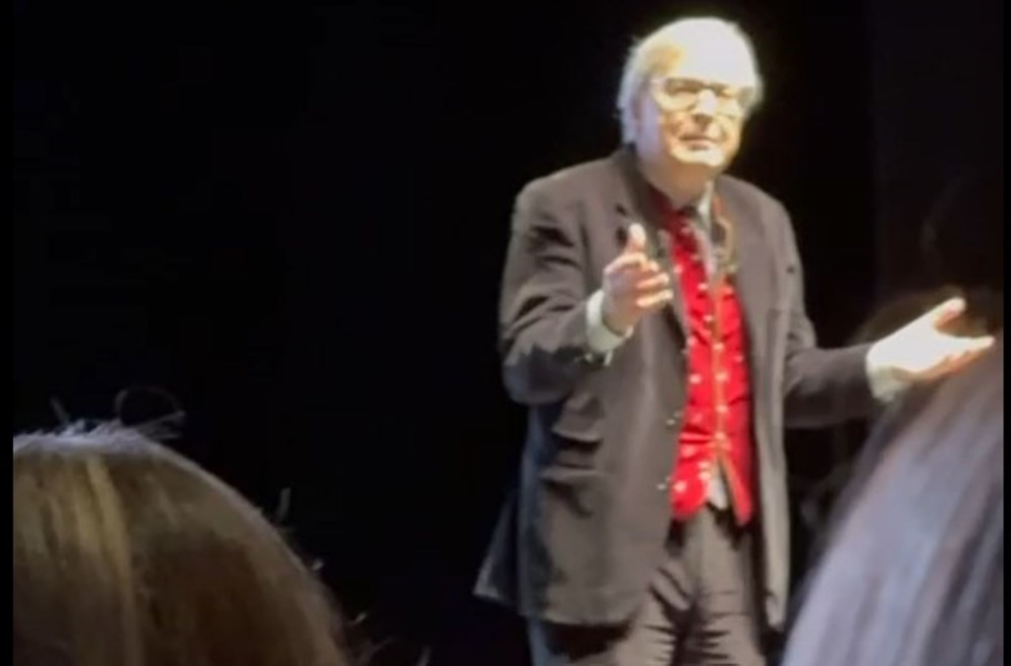 Roma, Sgarbi show: «Preferisco parlare d’arte che fare il cog****e al governo» – Il video