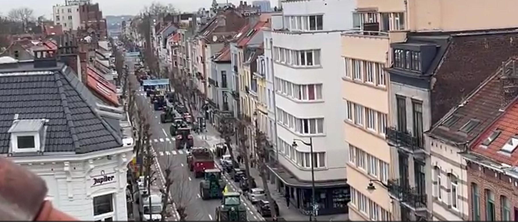 I trattori tornano a invadere Bruxelles. Roghi a Place du Luxembourg. L’avviso della polizia: «Pericolo estremo in autostrada» – Il video