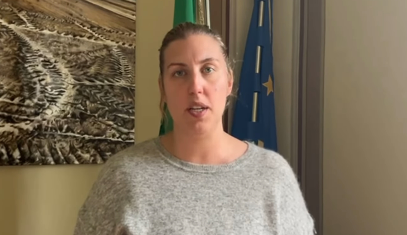 I commenti sessisti contro la sindaca di Russi: «Ha avuto una crisi post partum, non era nel pieno delle sue facoltà mentali» – Il video
