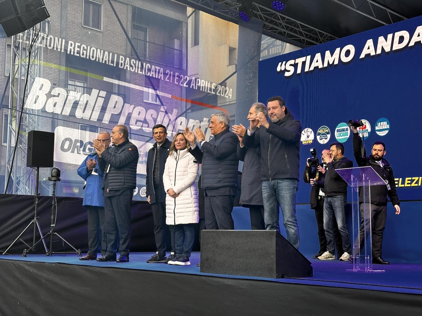 Regionali Basilicata, i leader del centrodestra riuniti a Potenza. Tajani: «Berlusconi sta guardando il comizio da lassù»