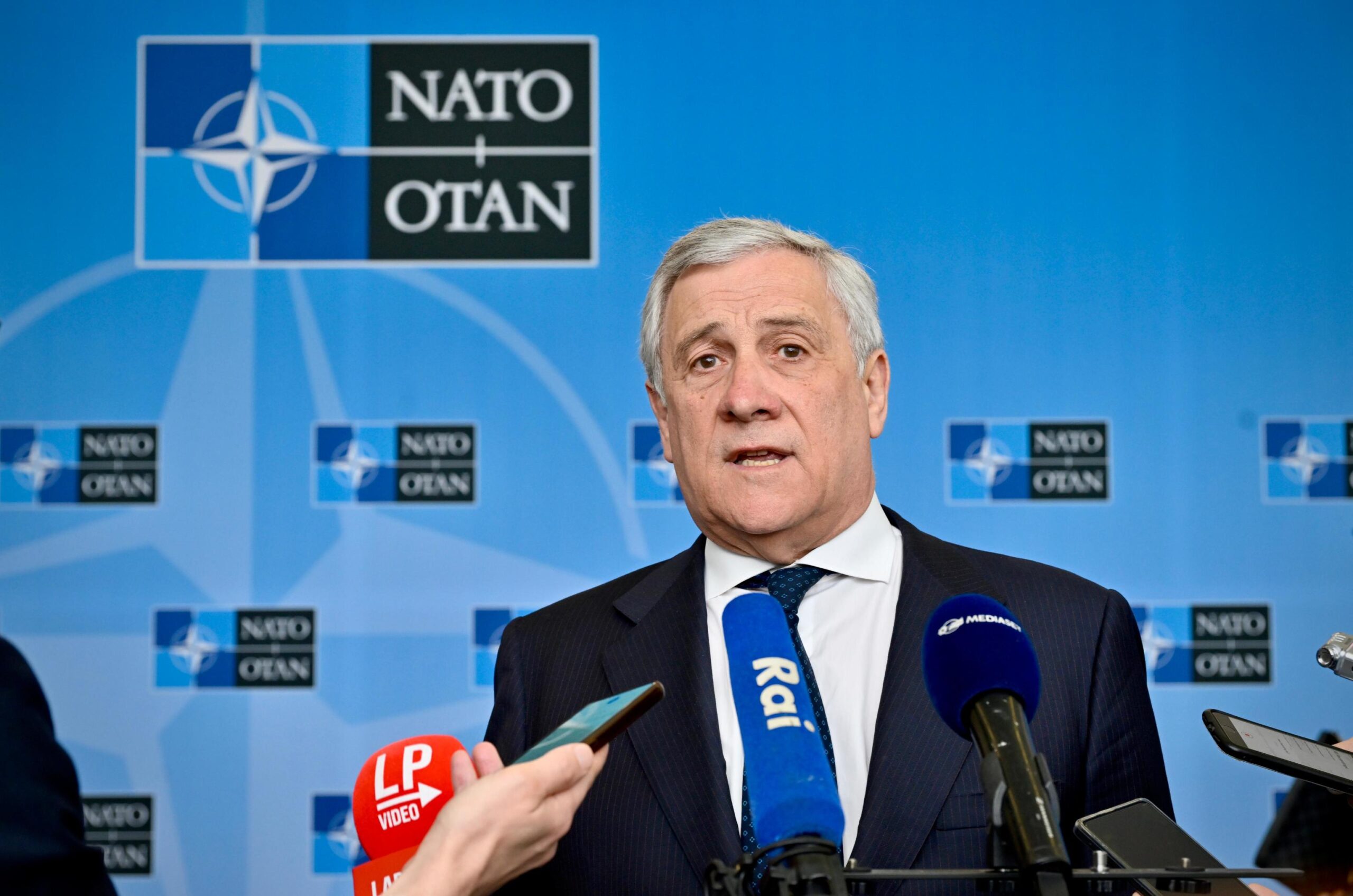 Il ministro degli Esteri Antonio Tajani, parla con i giornalisti durante un punto stampa, in occasione della riunione dei Ministri degli Affari Esteri della NATO, Bruxelles, 4 aprile 2024. ANSA/ALESSANDRO DI MEO