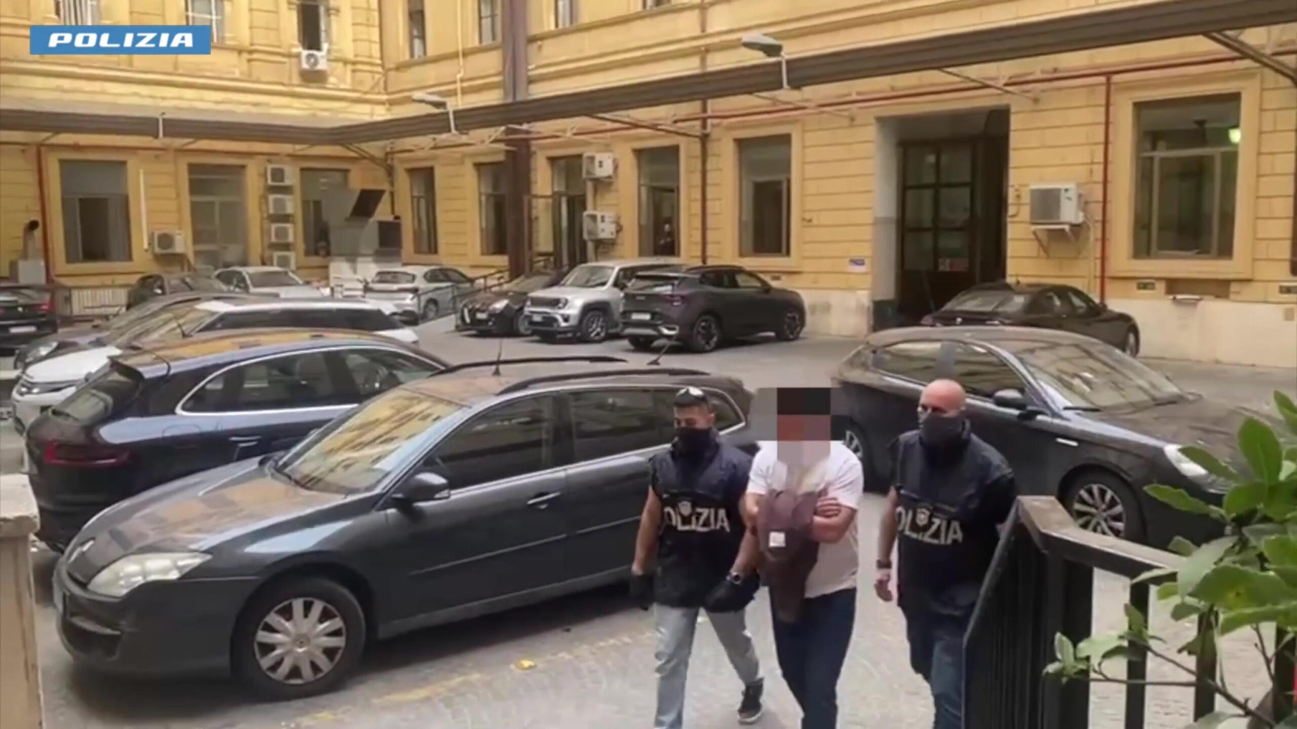 Arrestato dalla polizia all'aeroporto di Fiumicino un cittadino del Tagikistan di 32 anni colpito da mandato di arresto internazionale "per essersi arruolato nelle fila dello stato islamico ed essere andato in Siria a combattere nel 2014", 08 aprile 2024. L'uomo risulta essere un "membro attivo dell'organizzazione terroristica ISIS".
FERMO IMMAGINE VIDEO POLIZIA DI STATO
+++ ATTENZIONE LA FOTO NON PUO' ESSERE PUBBLICATA O RIPRODOTTA SENZA L'AUTORIZZAZIONE DELLA FONTE DI ORIGINE CUI SI RINVIA+++ NPK +++