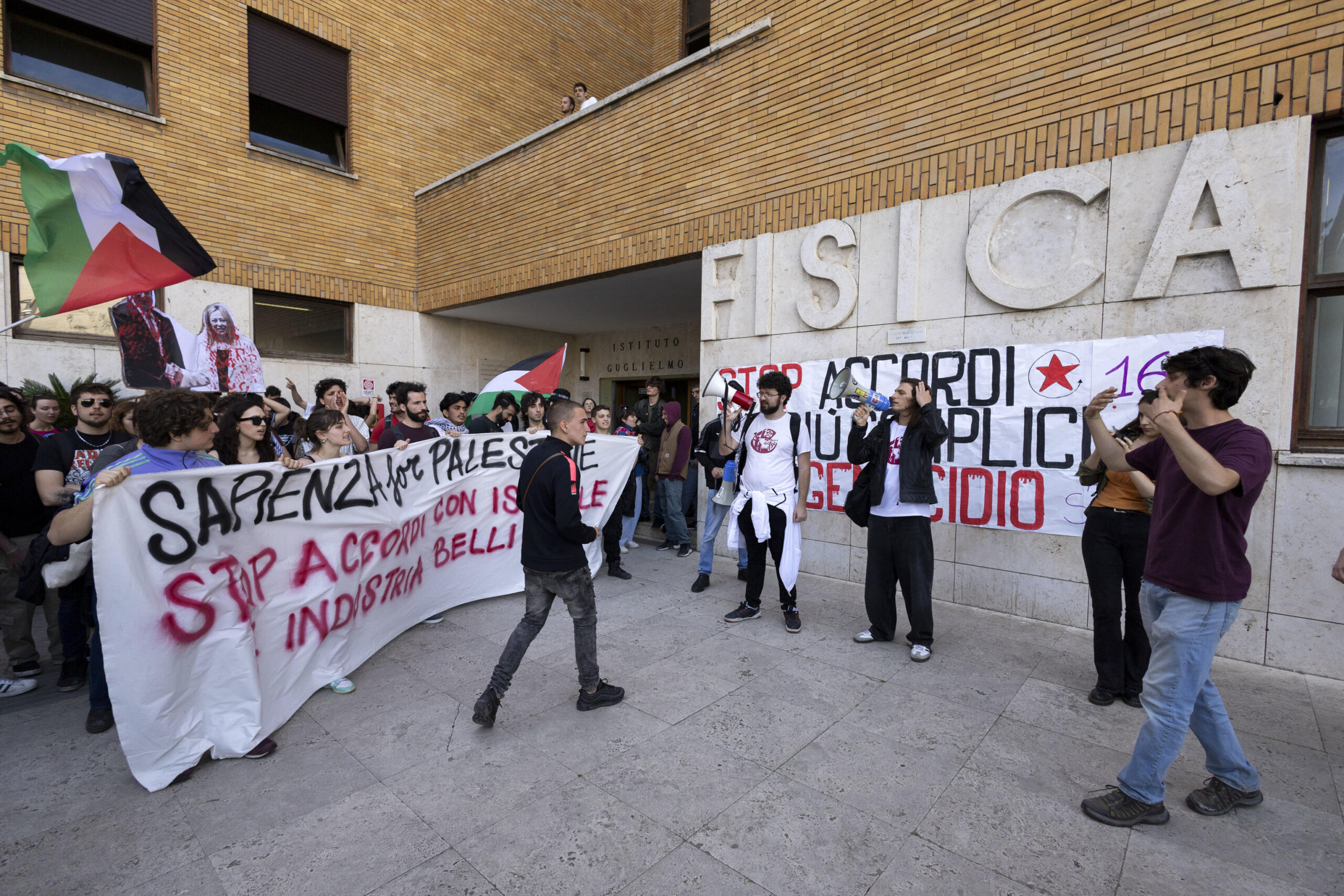 Scontri a La Sapienza, gli studenti si incatenano e iniziano lo sciopero della fame