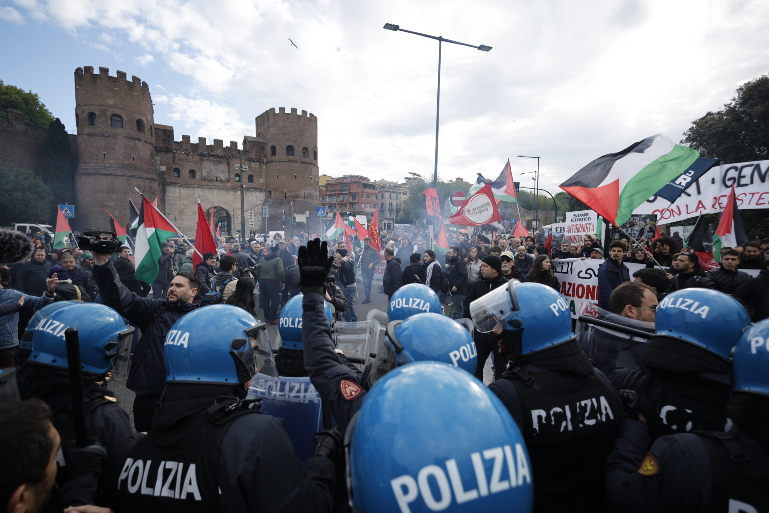 "Terroristi" e "assassini". E' il grido partito dal corteo della Brigata ebraica verso il presidio dei movimenti palestinesi, nel corso delle celebrazioni del 25 Aprile a Piazzale Ostiense, a Roma. I due presidi si sono avvicinati, a dividerli il cordone della polizia, mentre gli esponenti della comunità ebraica depongono la corona di fiori. 25 aprile festa della liberazione, piazzale Ostiense. Roma, 25 aprile 2024. ANSA/MASSIMO PERCOSSI