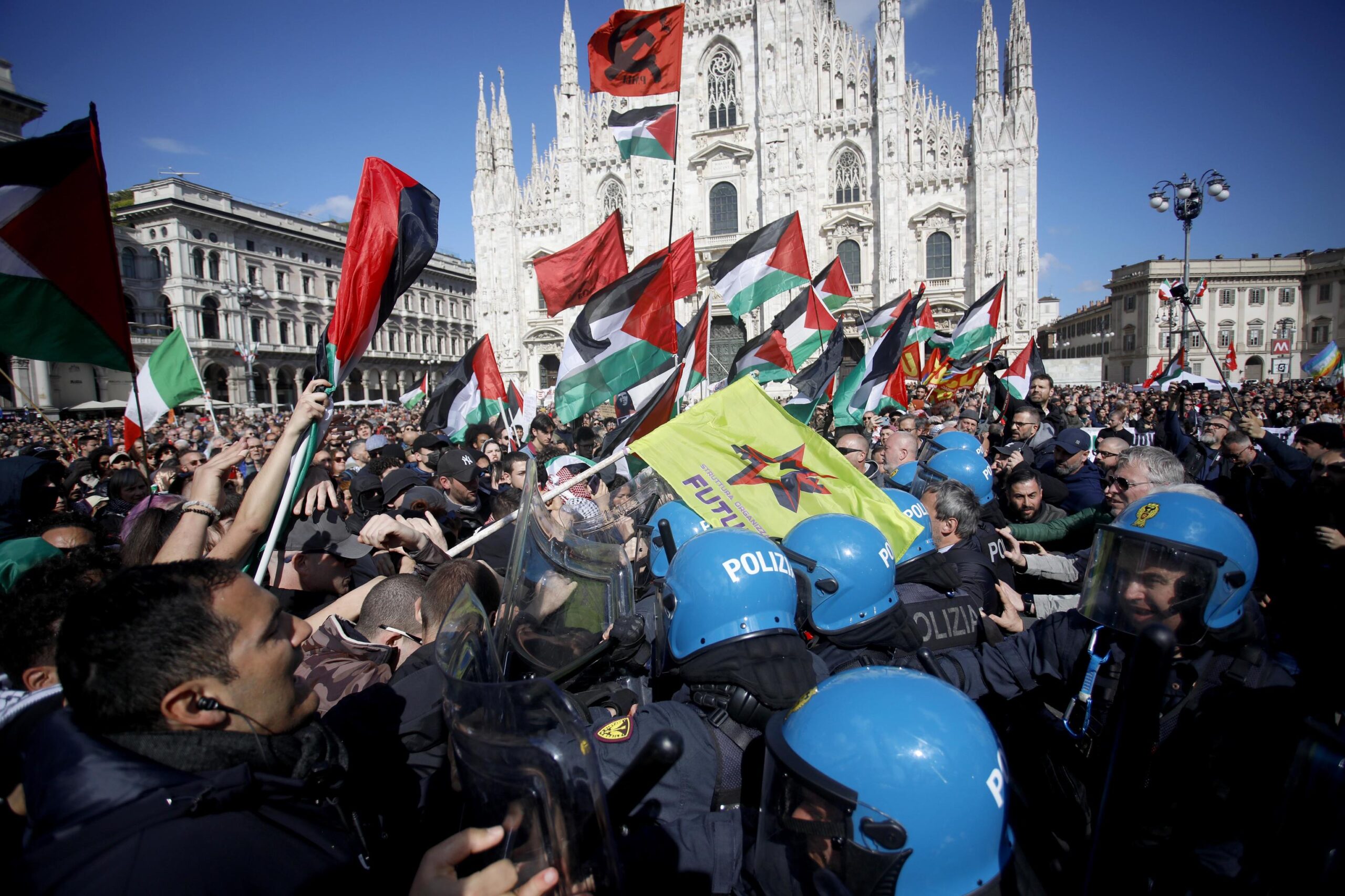 In occasione della Festa della Liberazione, scontri e tensione con la polizia alla manifestazione del Coordinamento per la Pace "Viva la repubblica antifascista" a Milano, 25 aprile 2024.ANSA/MOURAD BALTI TOUATI
