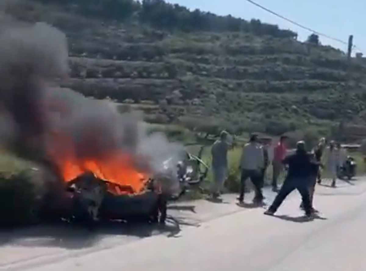 Droni dal Libano bucano le difese di Israele: tre feriti. L’Idf uccide un comandante di Hezbollah e promette: «L’Iran non resterà indenne» – I video