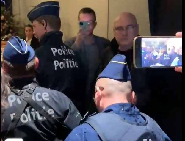 Bruxelles, la polizia ordina lo sgombero della conferenza dell’ultradestra: «Rischio disordini». Gli organizzatori: «Questa è dittatura»