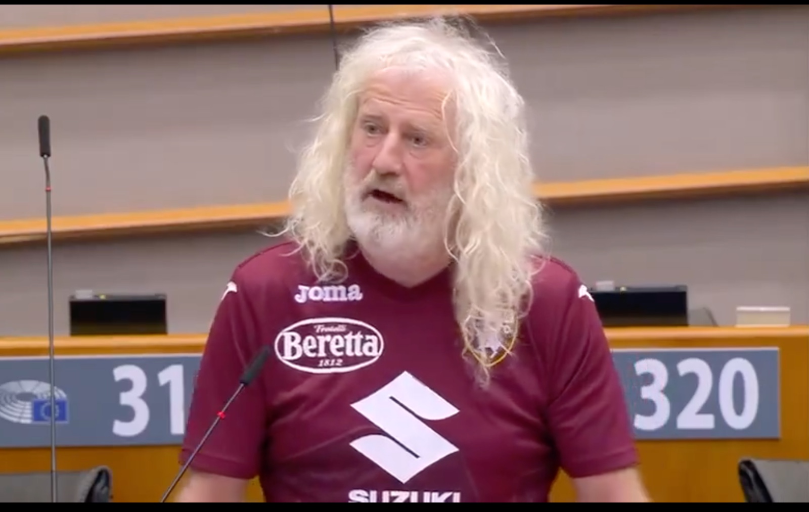 «Juve m***a, forza Toro!». Chi è Mick Wallace, l’eurodeputato irlandese che in Aula si trasforma in ultrà granata – Il video