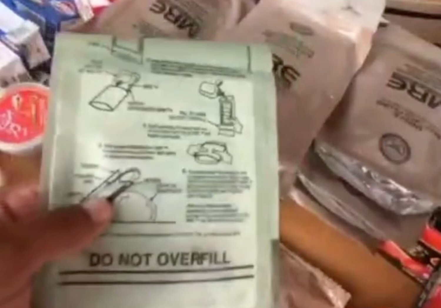 Con gli aiuti alimentari Usa gettati dal cielo, i bimbi di Gaza costruiscono piccole molotov che si divertono a fare esplodere –  Il video