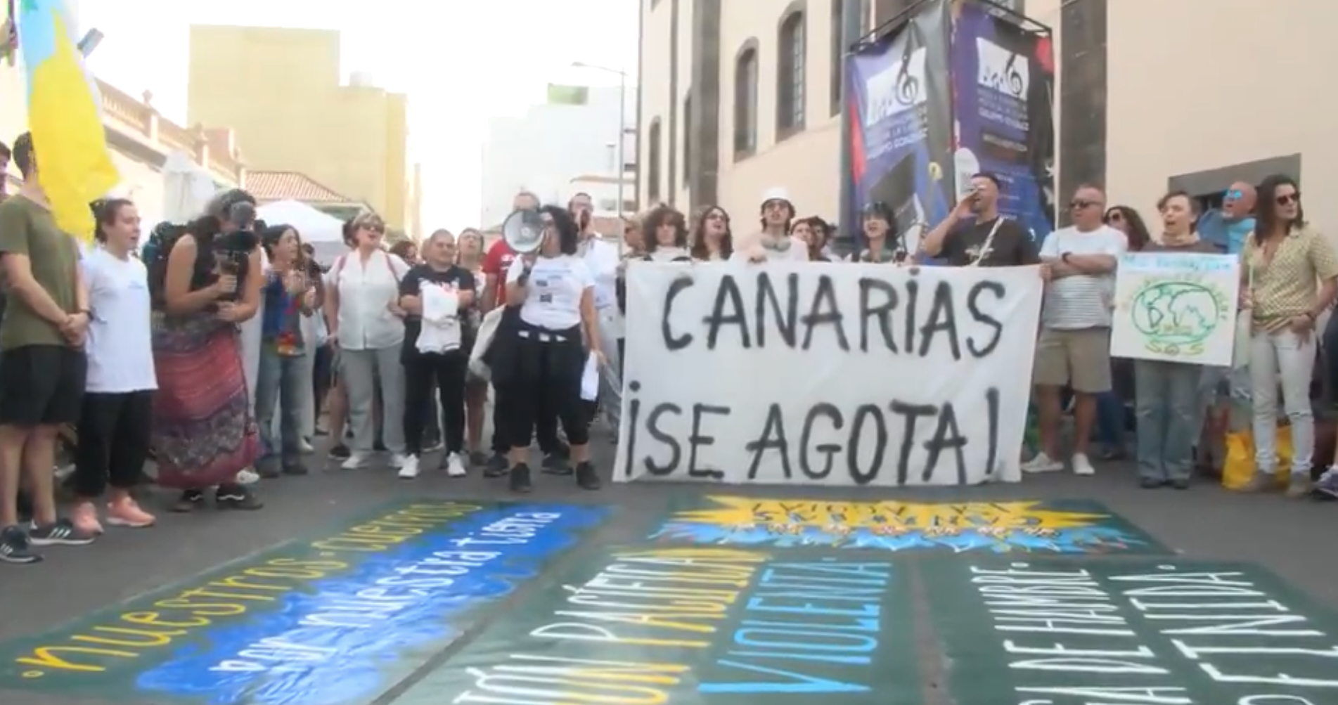 La protesta dei cittadini delle Isole Canarie contro gli eccessi del turismo: «Il costo della vita è diventato insostenibile per noi»