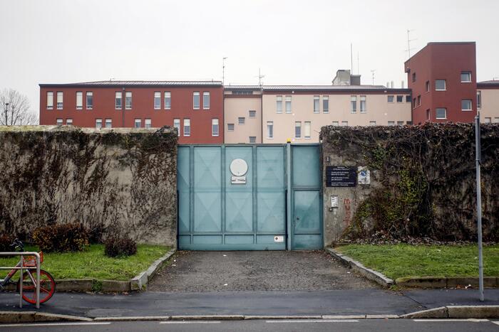 I calci in faccia, la violenza sessuale, le cinghiate sui genitali: l’inchiesta sui baby detenuti pestati al Beccaria di Milano