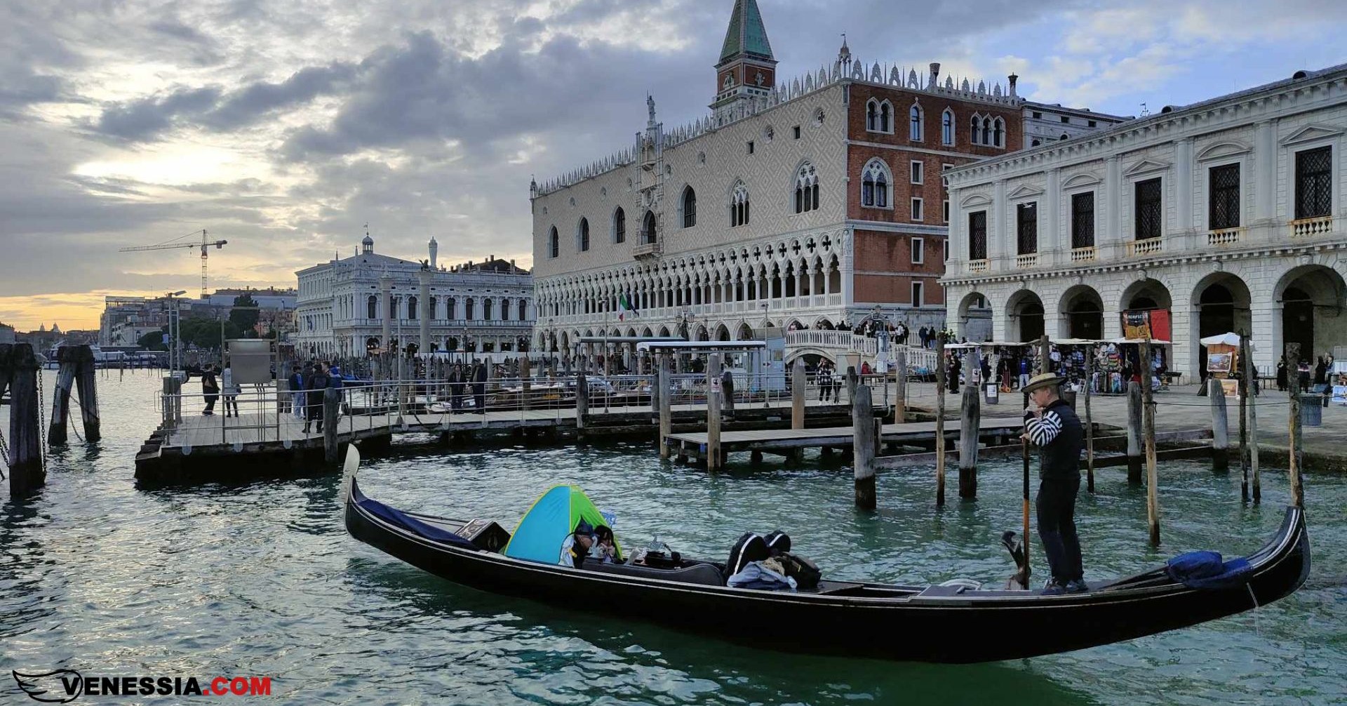 dormire gondola venezia pesce d'aprile