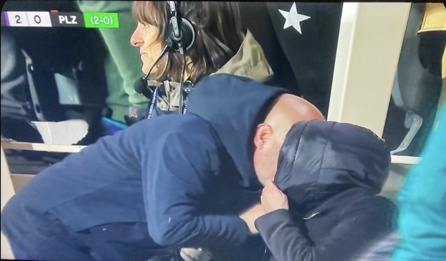 La corsa dell’allenatore Italiano alla giornalista di Sky, il caso a bordocampo dopo il gol della Fiorentina: «È stato un bacetto» – Il video
