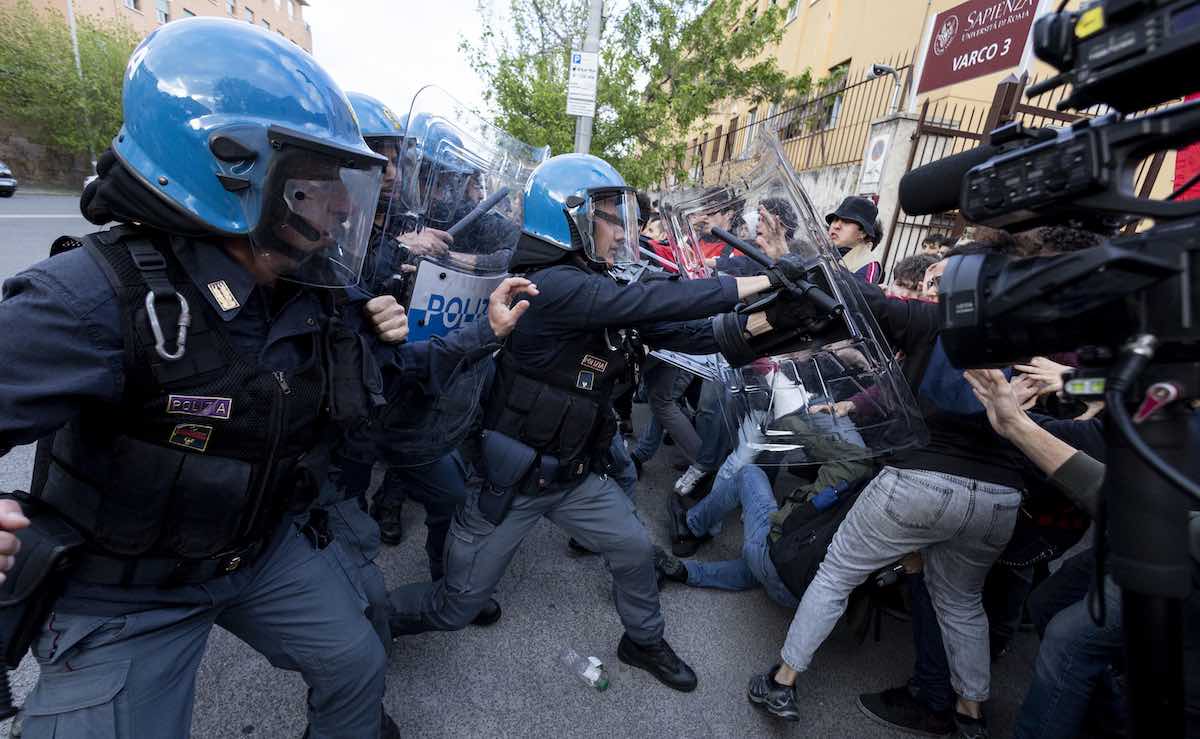 Nessuno stop ai bandi con Israele, scontri a La Sapienza di Roma. Bernini contro gli studenti: «Una violenza vergognosa»
