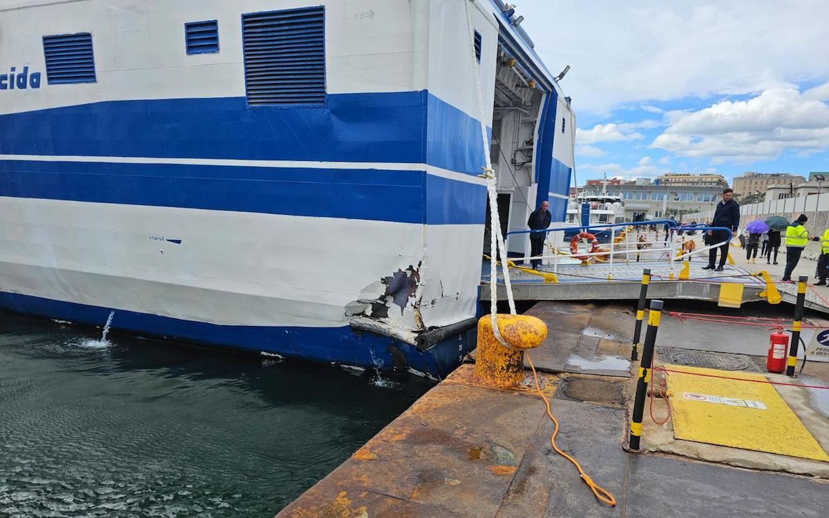 Napoli, incidente al Molo Beverello: nave da Capri si scontra con la banchina, una trentina di feriti