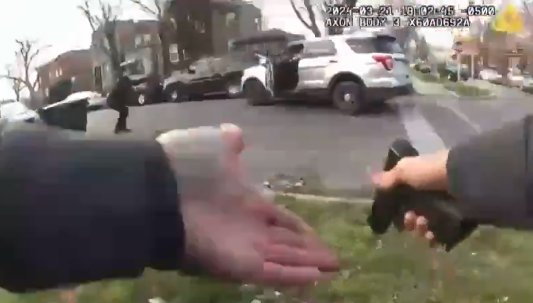 Il filmato shock della polizia di Chicago che uccide un 26enne afroamericano con 96 colpi di pistola – Il video