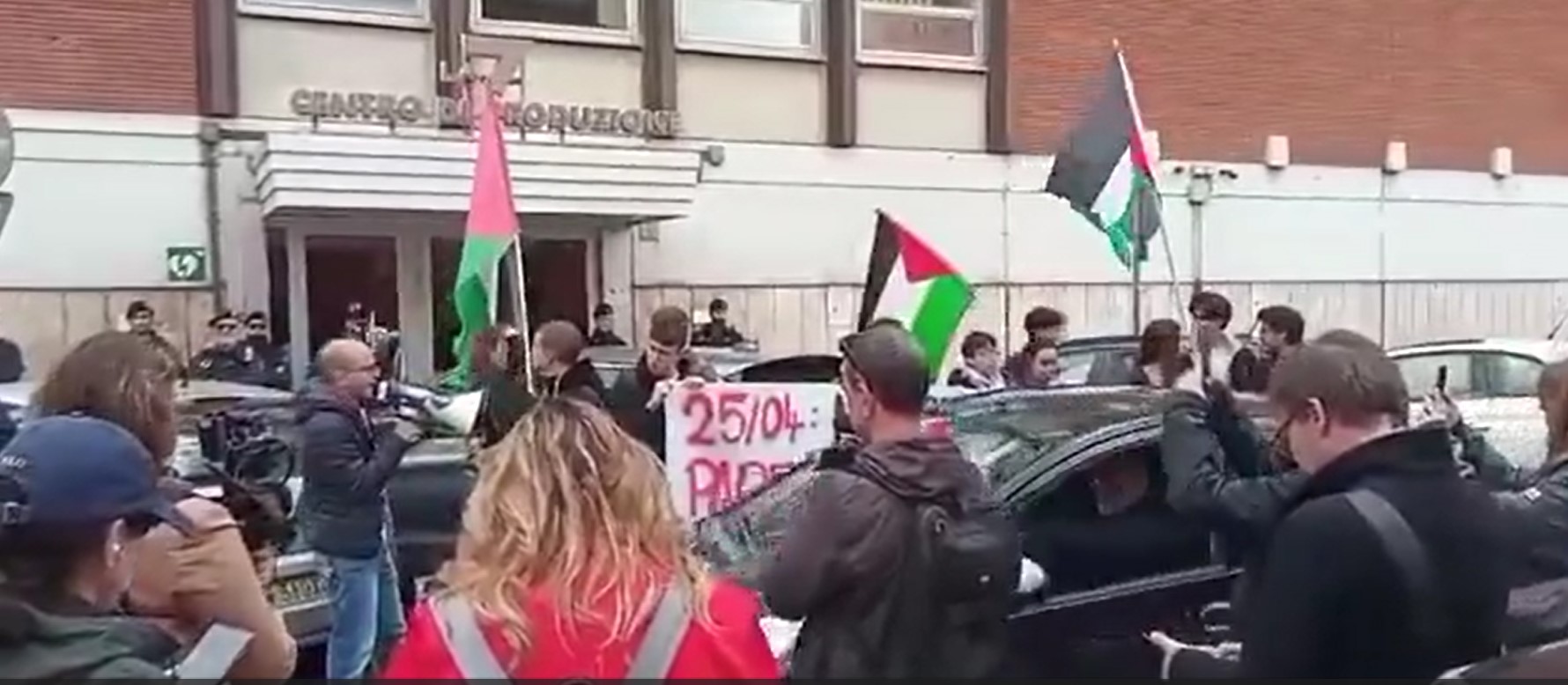 Sit-in pro Palestina davanti a La7 contro il giornalista Parenzo. «I sionisti sono violenza, sono squadrismo» – Il video