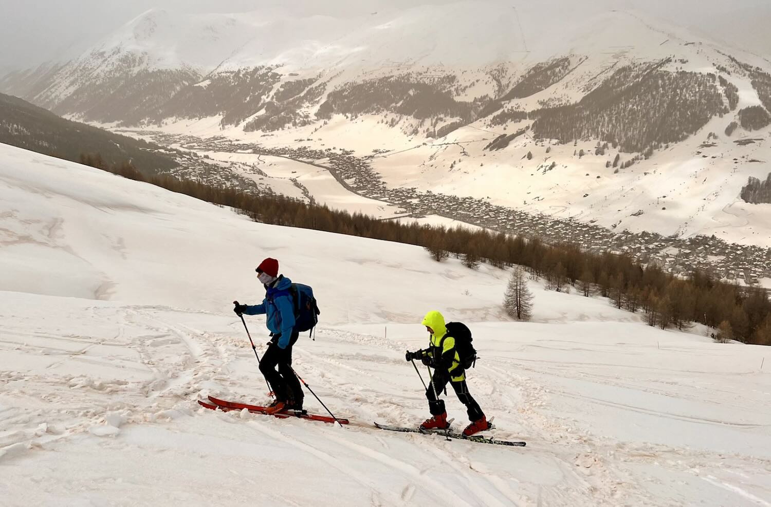 Il pericolo della sabbia del Sahara e la neve rossa sulle Alpi, aumenta rischio valanghe: l’allerta in Piemonte e Lombardia – Foto e video