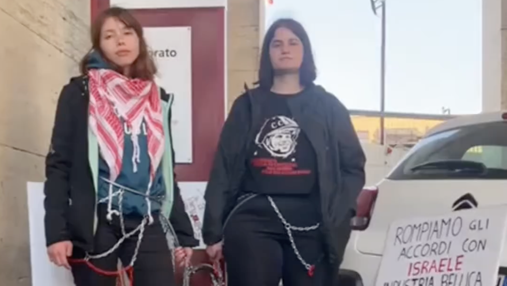 Due studentesse incatenate davanti al Rettorato della Sapienza: «Stop ai bandi con Israele» – Il video