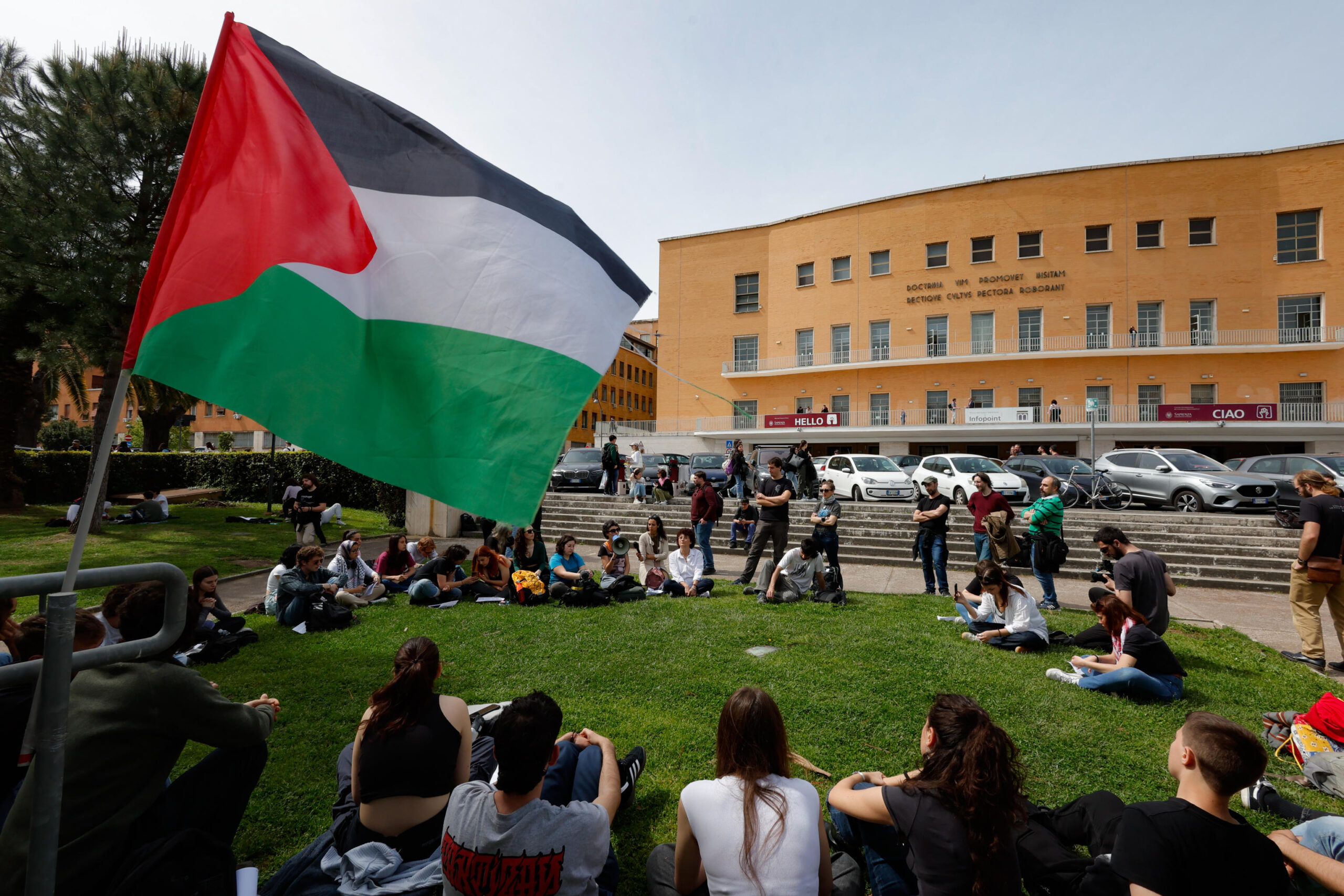 Sui bandi con Israele niente stop dall’Università La Sapienza: «Dolore per la guerra, ma rifiutiamo il boicottaggio». Proteste davanti al rettorato