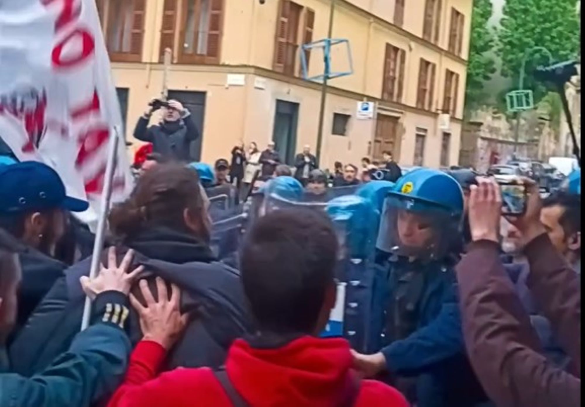Torino: manifestanti pro Palestina cercano di raggiungere la zona rossa. Respinti dalla polizia – Il video