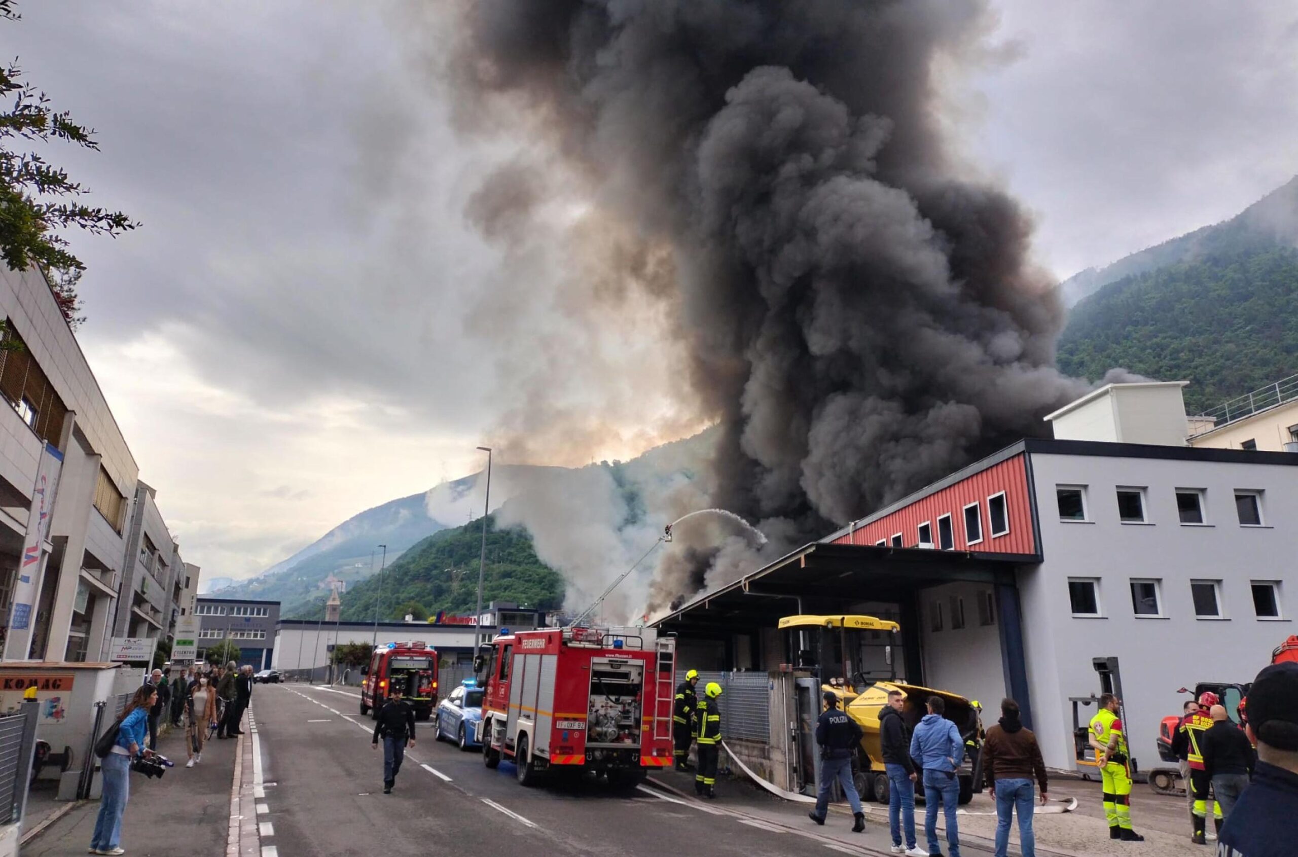 L'incendio scoppiato nella zona artigianale Piani, nei pressi dei Magazzini generali, Bolzano, 8 maggio 2024. ANSA/ GIUSEPPE MARZANO