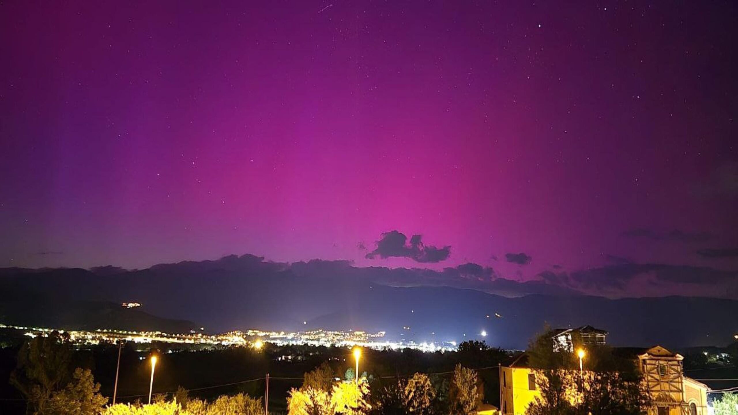 Le immagini dell'aurora boreale in Italia e nel mondo dopo la tempesta