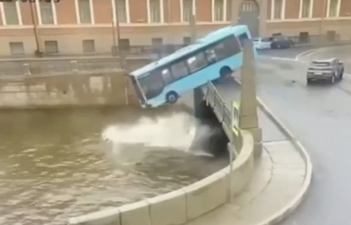 San Pietroburgo, autobus sbanda e precipita nel fiume: tre morti e diversi  feriti - Il video - Open