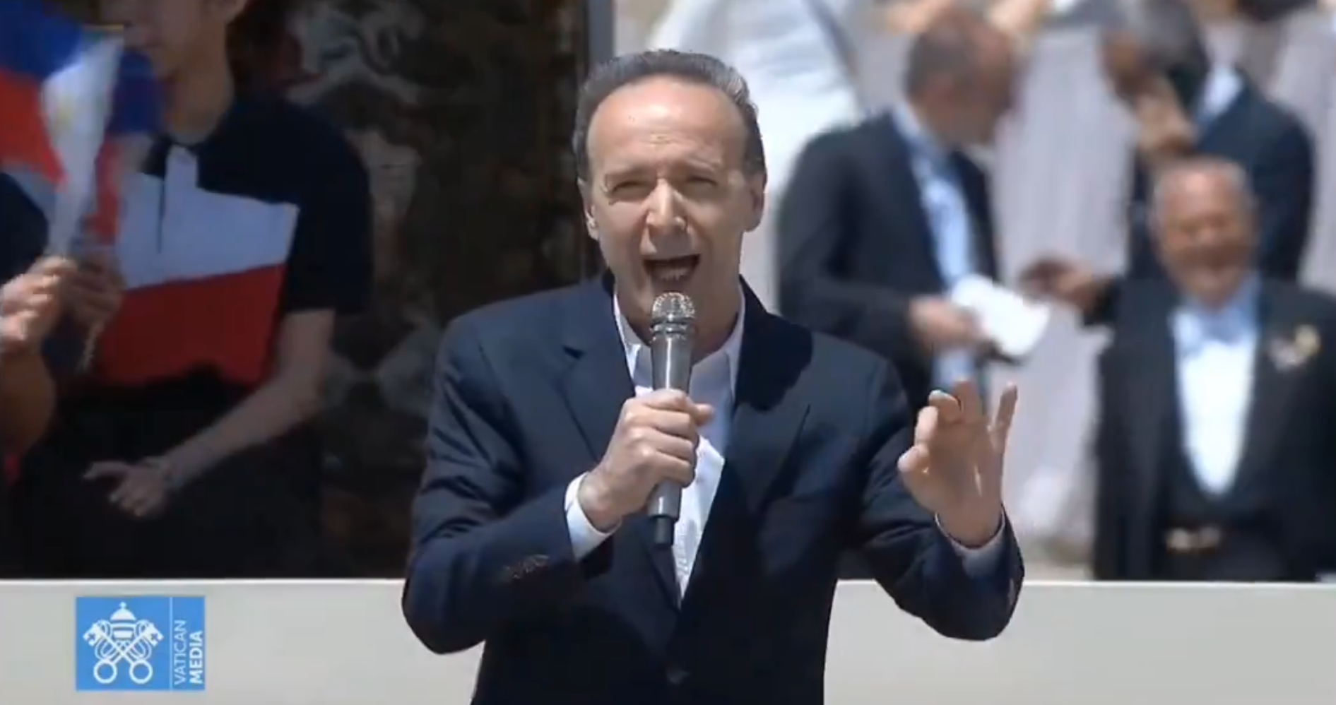 Lo show di Benigni col Papa, il bacio alla messa per i bambini: «Candidiamoci, sulla scheda mettiamo Bergoglio detto Francesco» – Il video